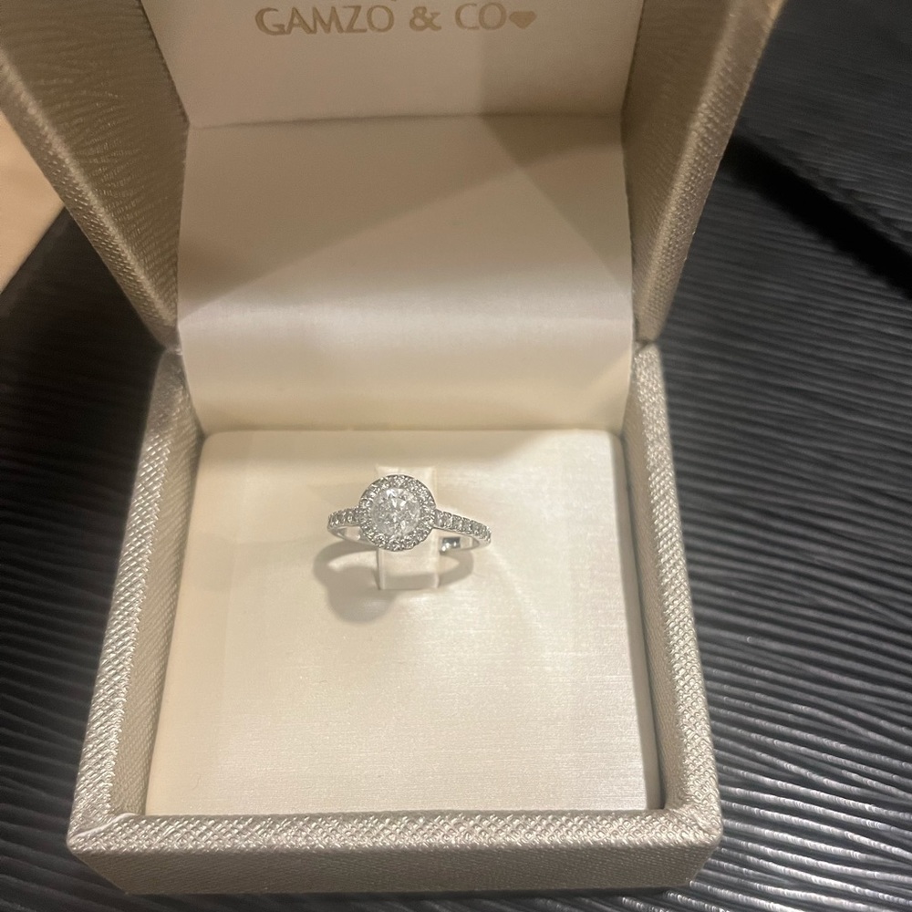 CERTIFIED Gold 14K white gold and diamonds 1.6 Carats clear diamonds.